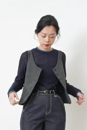 Grey button vest in round hem