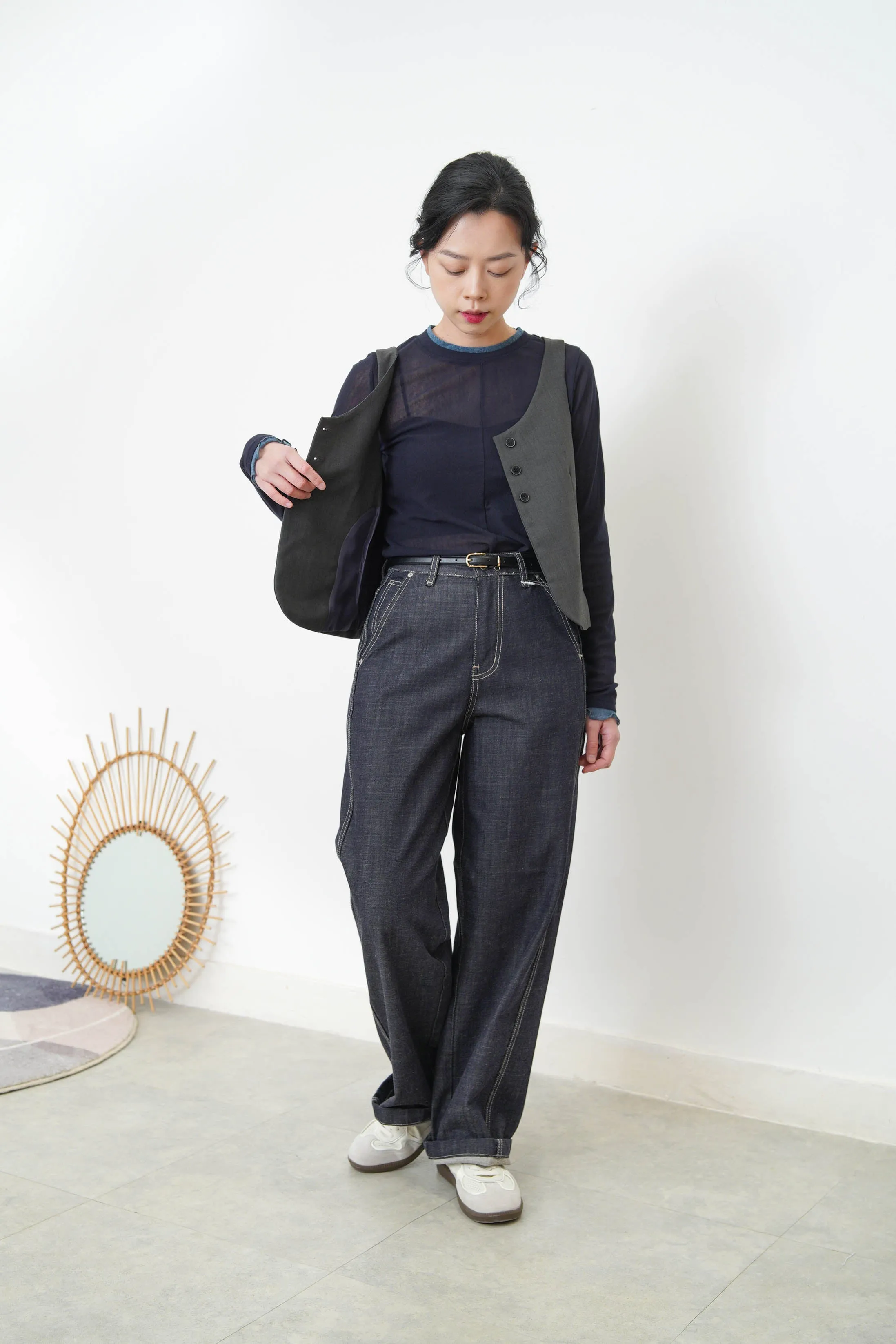 Grey button vest in round hem