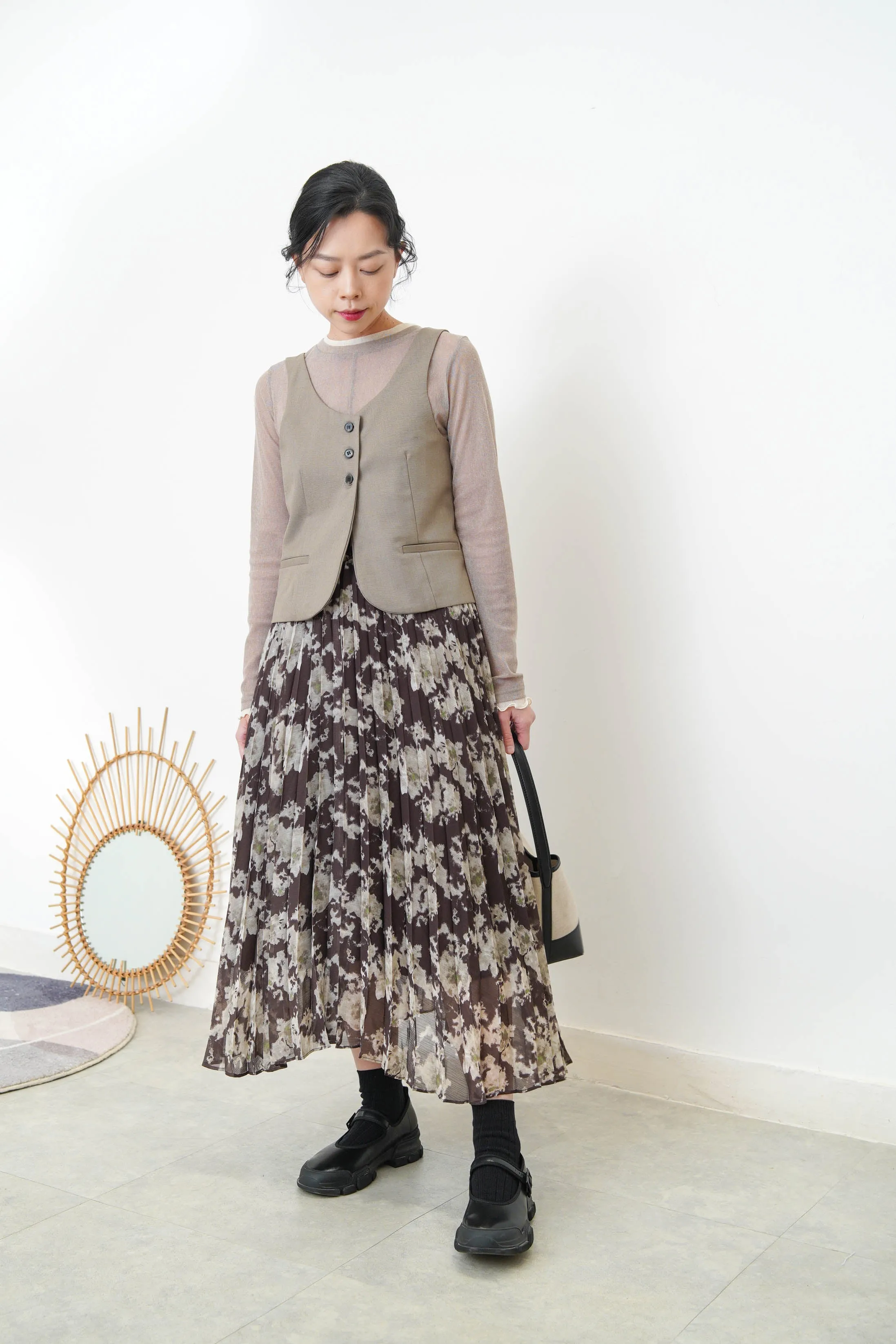 Grey button vest in round hem