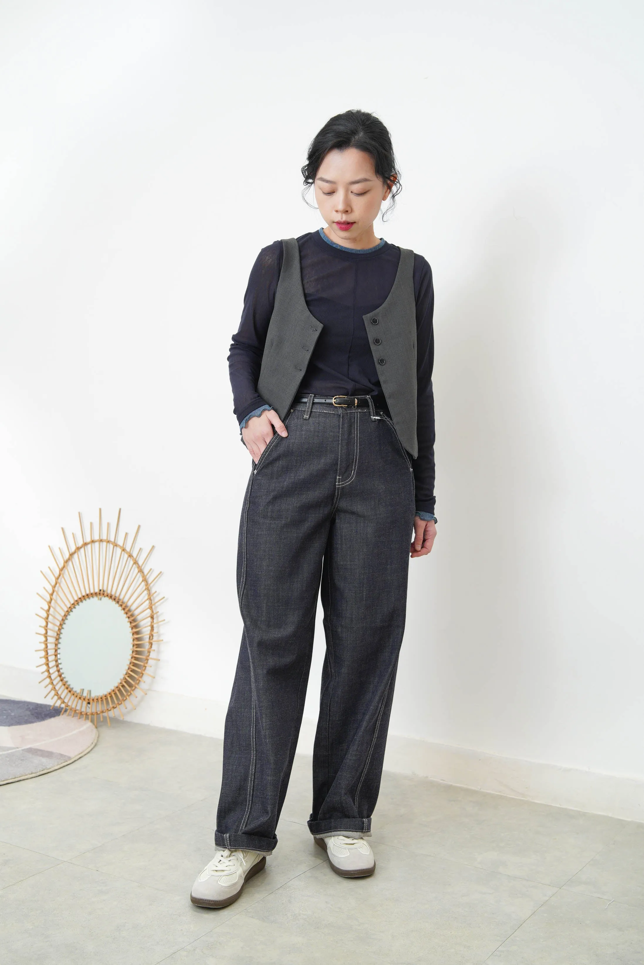 Grey button vest in round hem